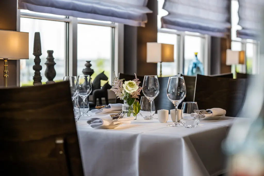 Gedeckter Tisch im Haus