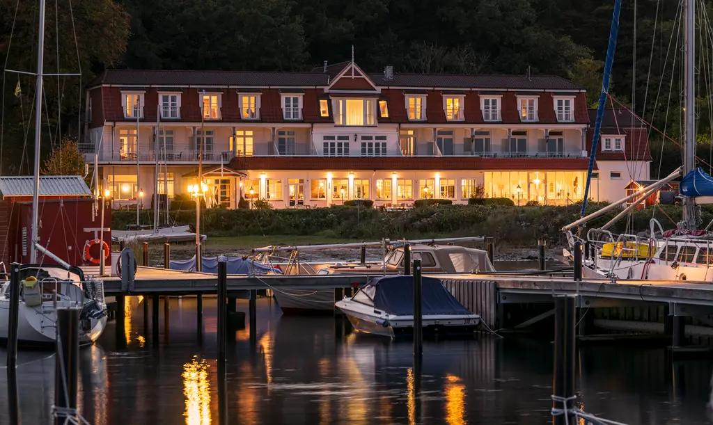 Das Hotel Wassersleben vom Strand aus gesehen