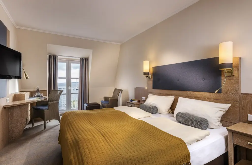Elegance-Zimmer mit bodentiefem Fenster